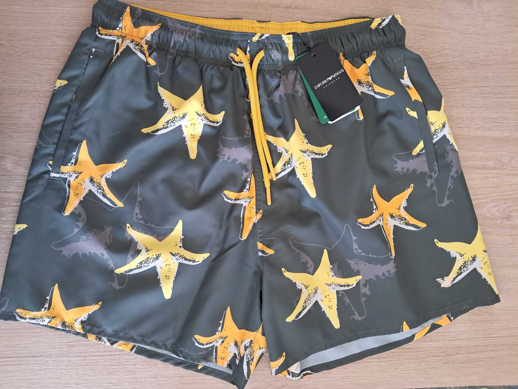 COSTUME UOMO A PANTALONCINO EMPORIO ARMANI VERDE MILITARE CON STELLE MARINE GIALLE - immagine 3