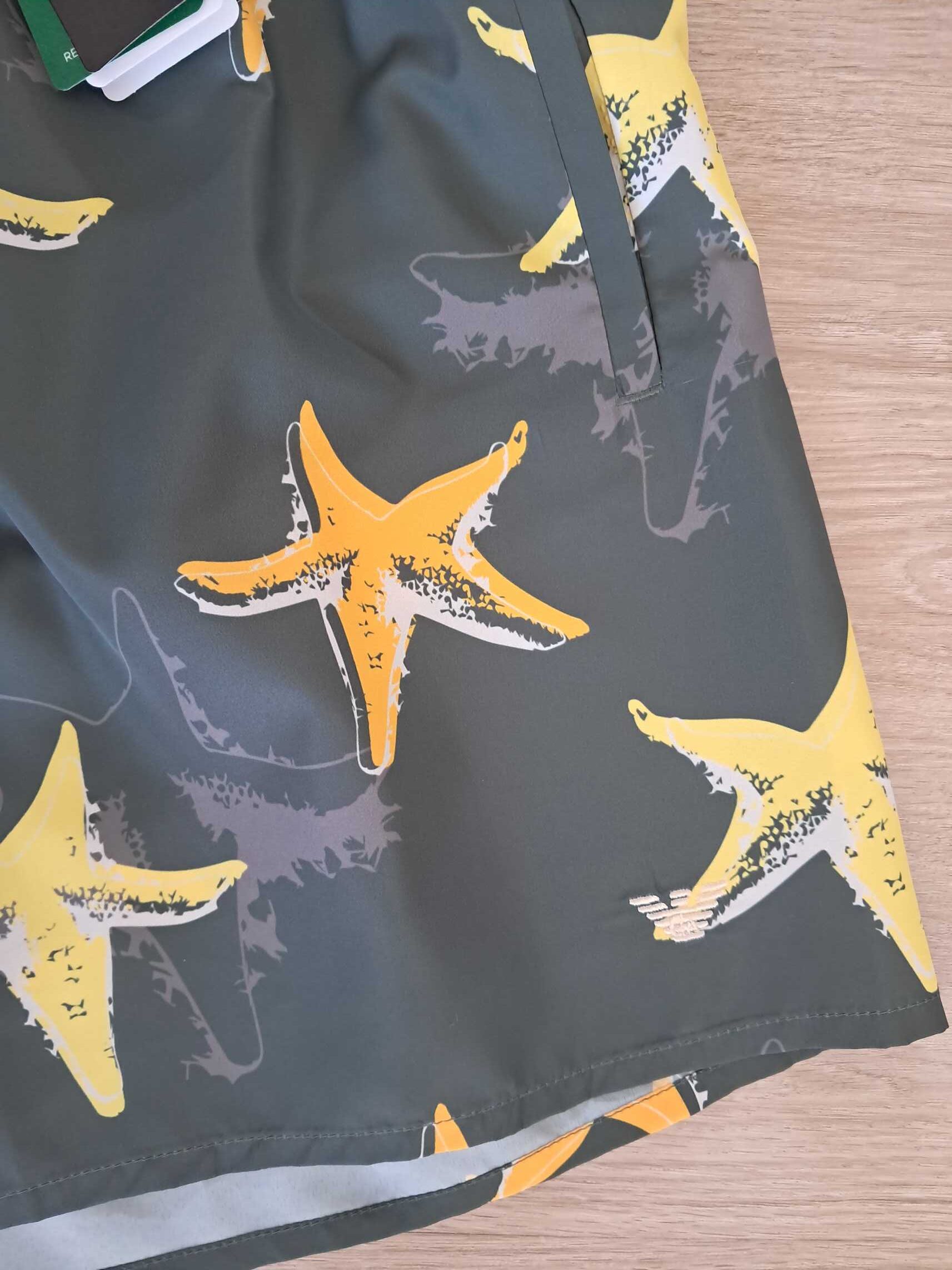 COSTUME UOMO A PANTALONCINO EMPORIO ARMANI VERDE MILITARE CON STELLE MARINE GIALLE - immagine 4