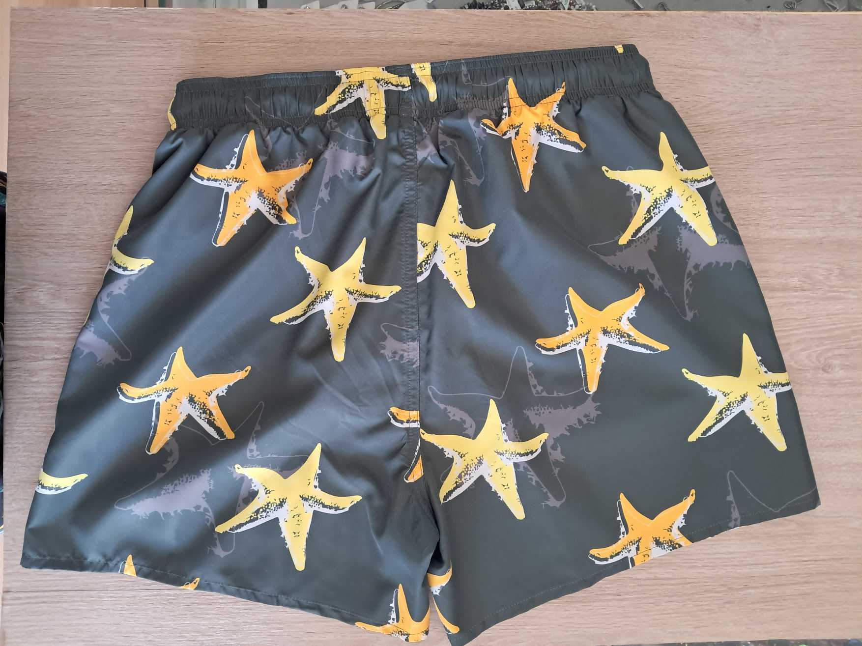 COSTUME UOMO A PANTALONCINO EMPORIO ARMANI VERDE MILITARE CON STELLE MARINE GIALLE - immagine 6