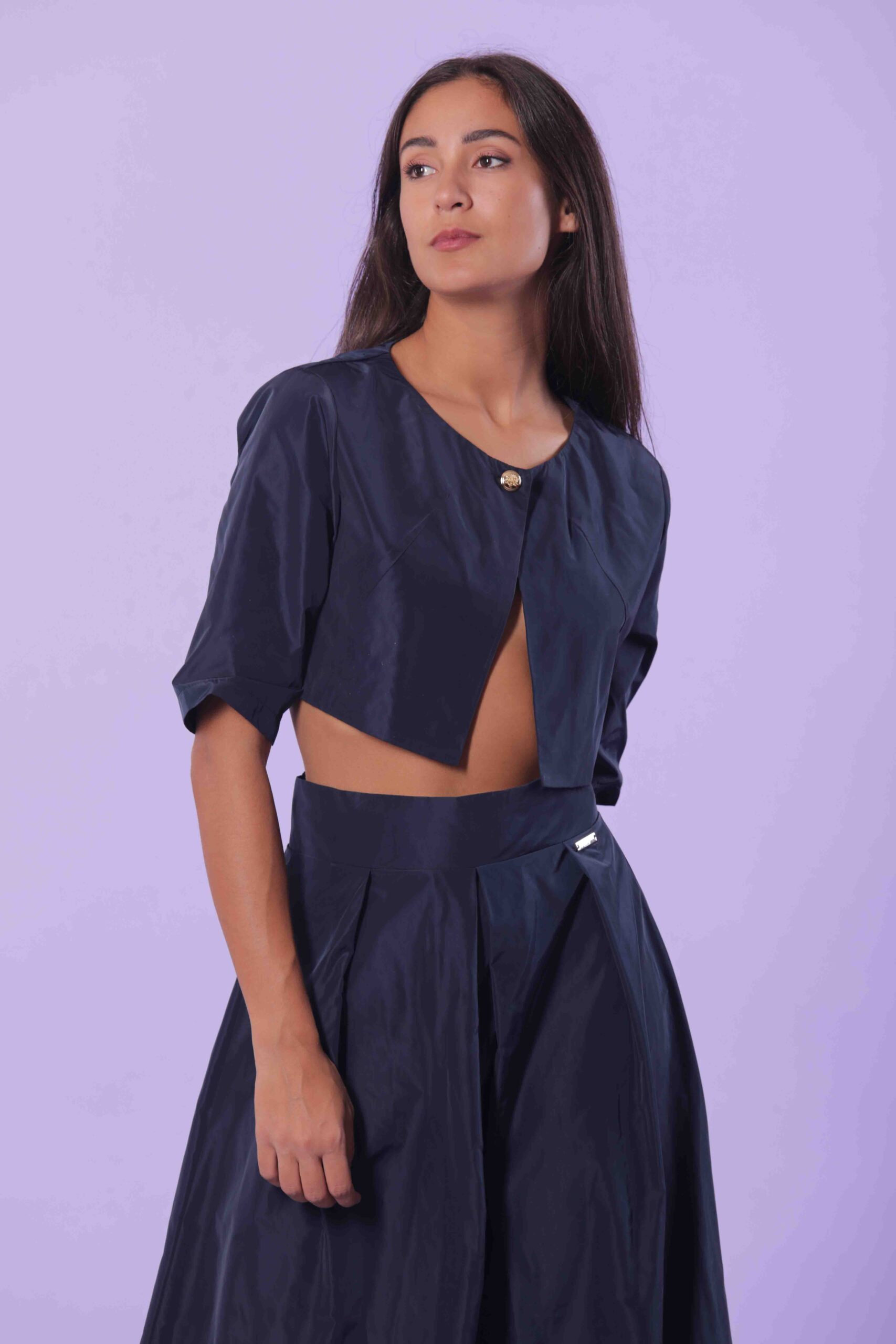 Giacca Cropped in Taffetà Blu con Bottone Dorato – Mimì Muà Firenze - immagine 2